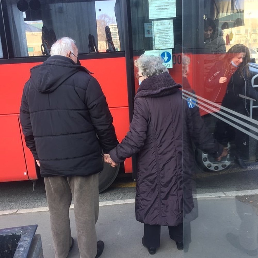 OD PRVOG DANA SE DRŽE ZA RUKE: Otkriveno ko je par čija je fotografija sa autobuske stanice raznežila Srbiju (FOTO)