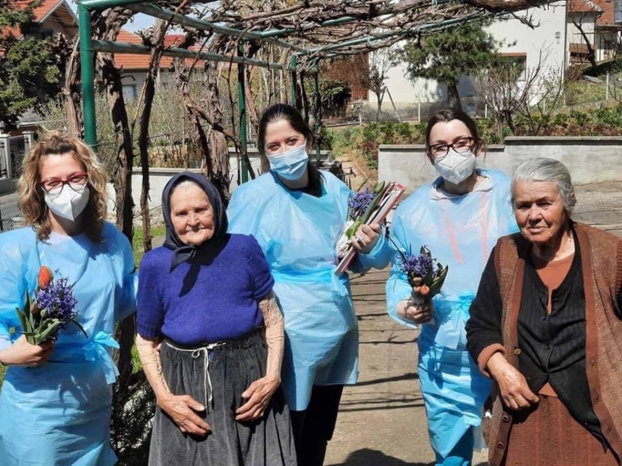 Bake iz Grocke darivale najvrednije darove medicniskim sestrama, u znak zahvalnosti na vakcini