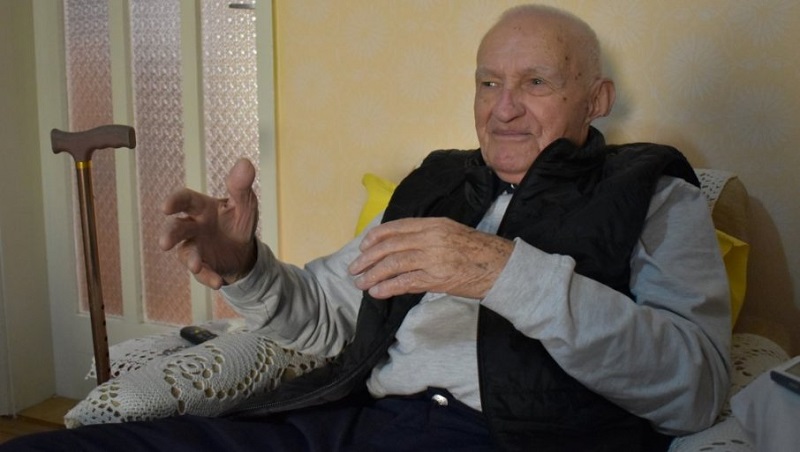 RATNIK U UNIFORMI I POZORIŠNOM KOSTIMU: Marko Vuković (96), jedini živi oslobodilac Kikinde, recituje, vozi bicikl