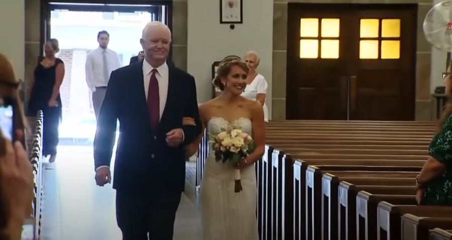DOBIO JE SRCE NJENOG OCA: Deset godina kasnije, pratio ju je do oltara! (VIDEO)