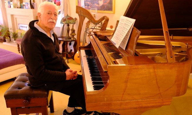 Humanost na delu: Deka (84) svira poznate melodije na klaviru i tako pomaže obolelima od raka (VIDEO)