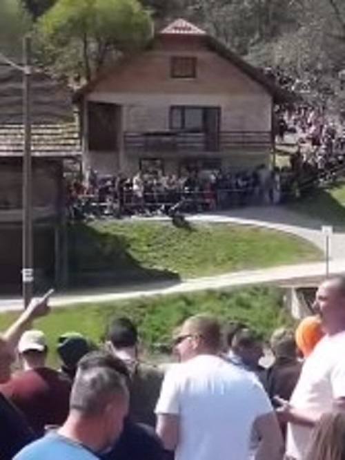 USTAŠKA PESMA KOD TITOVE KUĆE: Na reliju u Kumrovcu pevali Evo zore, evo dana (VIDEO)