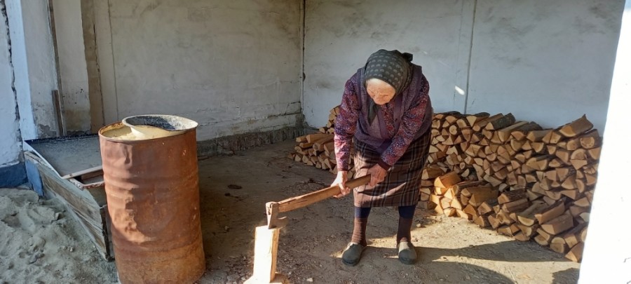 KAO DA NIJE U ZAŠLA U DESETU DECENIJU: Radmila (93), cepa drva, nikad nije bila bolesna, a evo u čemu je tajna njene dugovečnosti!
