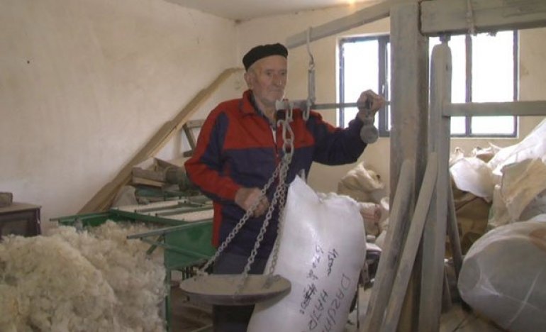 ŽIVAHNI STARAC (88) VEĆ POLA VEKA ČEŠLJA VUNU: "Čudim se šta je sa ovom omladinom, neće da rade, devojke ne umeju čarape da ispletu"