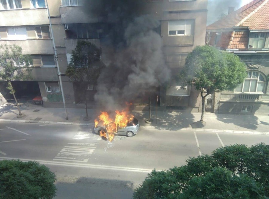 SAMO SAM BILA OPREZNA!Baka zapalila auto, jer je vozila u "prvoj"
