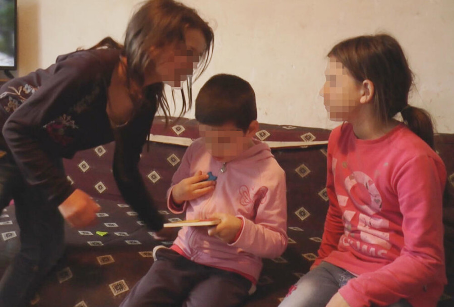 ROĐENA SLEPA, IZ SVETA TAME IZAŠLA ZA VASKRS: Devojčica potpuno progledala! Samo je počela da uzima igračke, otvara vrata, svi su ostali u čudu