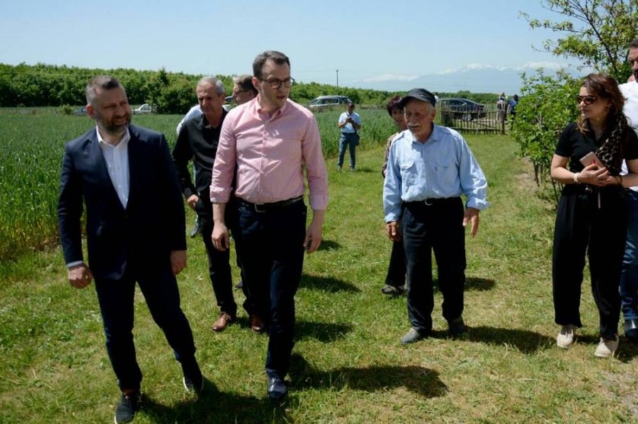 SPAVA SA SEKIROM U KREVETU! Radoje bi hteo da ostane na ognjištu ali mu nedaju mira