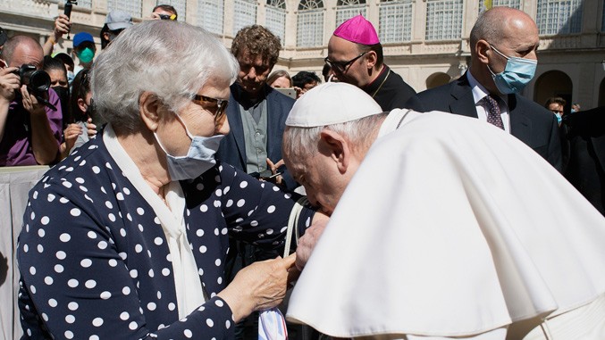 Papa poljubio istetovirani broj na ruci žene, koja je preživela Aušvic