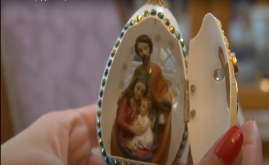 VEOMA LEP HOBI PRETVORIO JE U UNOSAN POSAO: Vojvođanski penzioner se već godinama bavi rezbarenjem jaja, njegove kreacije su prava umetnost! (VIDEO)