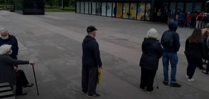 POČINJE VAKCINACIJA U TRŽNIM CENTRIMA: Ispred Ušća red od ranog jutra, prvih 100 dobijaju poklon!