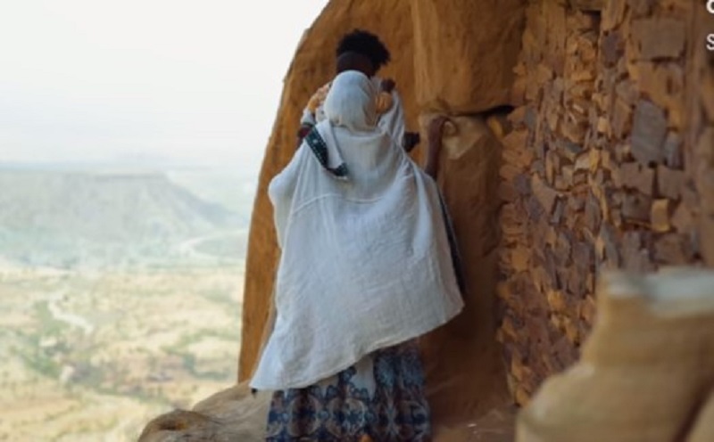 BOG IH ČUVA! Pravoslavni sveštenici, svaki dan se bosi penju do crkve uklesane u steni, na visini od 2 ipo kilometra