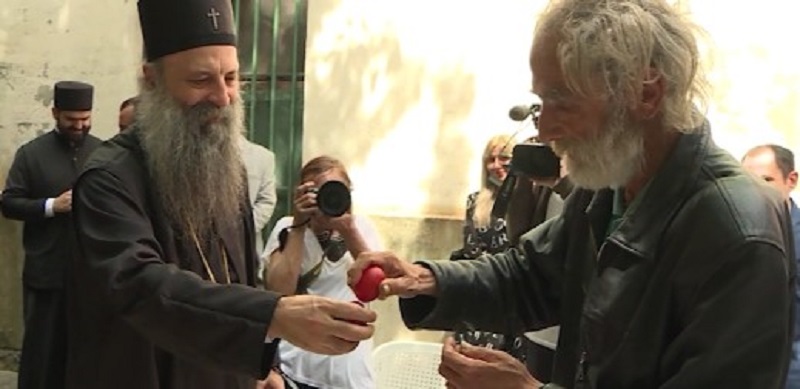 Srpski patrijarh proveo Vaskrs sa beskućnicima i bolesnim mališanima