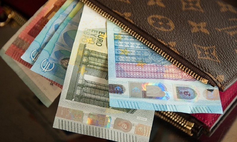 OVO STAVITE U NOVČANIK: Verovanja i amajlije za novac i obilje