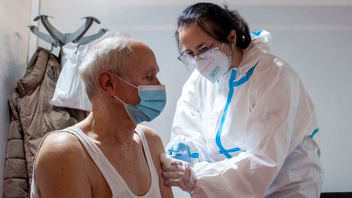 ZAŠTO JE VAKCINA DAJE BAŠ U RAME? Doktorka objasnila zašto smo zavrnuli rukav, a ne nogavicu