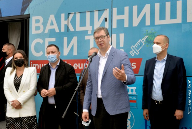 Aleksandar Vučić u Zvečki: Imamo novca za pomoć, vakcinišite se, zaštitićete i sebe i druge!