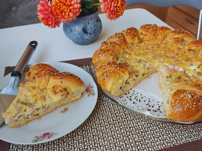 PUNJENA POGAČA -U testo dodati pavlaku, jaje šunku i peršunov list. Nećete znati kad je dosta