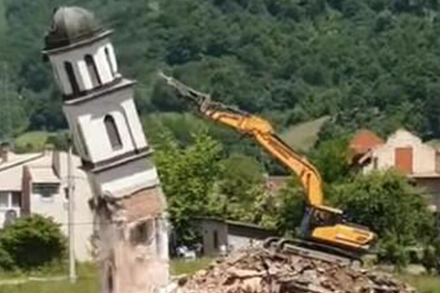 ZAR ZBOG JEDNE ŽENE I CRKVA DA STRADA: Potresna pesma devojčice o srušenoj srpskoj svetinji u Konjević Polju! (VIDEO)