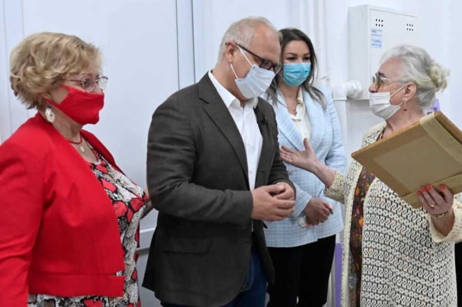 OTVARAJU SE KLUBOVI ZA STARIJE SUGRAĐANE: Goran Vesić obišao neke centre i istakao da se Beograd polako vraća u normalu