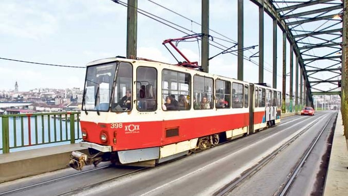 U KOM VREMENU ŽIVIMO? Muškarac (64) se šest sati mrtav vozio u tramvaju, niko nije primetio