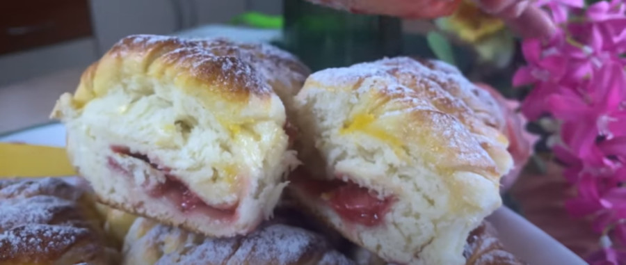 KROASANI SA JAGODAMA: Italijansko pecivo koje svi obožavaju! (VIDEO)