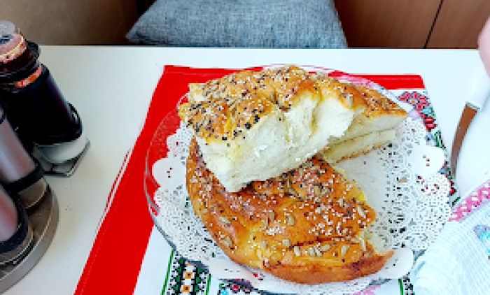 ZAMESITE TESTO PO RECEPTU BAKE JELENE: Pogača sa sirom, mekana kao duša (VIDEO)