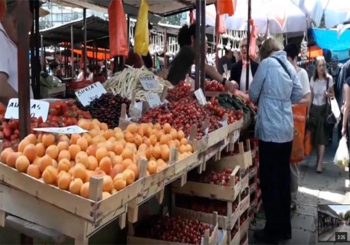 MOŽETE S KARTICOM NA OVE PIJACE Na tržnicama Stari Merkator i Zemun uvodi se bezgotovinsko plaćanje