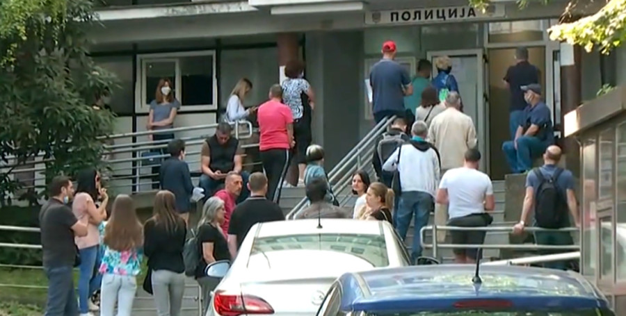GORUĆI PROBLEM! VELIKI REDOVI ZA PASOŠE I LIČNE KARTE ALI NE JOŠ ZADUGO: MUP našao rešenje