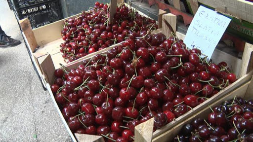 TREŠNJE NA PIJACAMA NIKAD JEFTINIJE : Voćari u strahu, ako ne bude izvoza, biće katastrofa