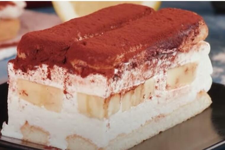 VOĆNI KOLAČ SA BANANAMA I PIŠKOTAMA: Kremasti i sočni užitak koji pomera granice savršenog ukusa!