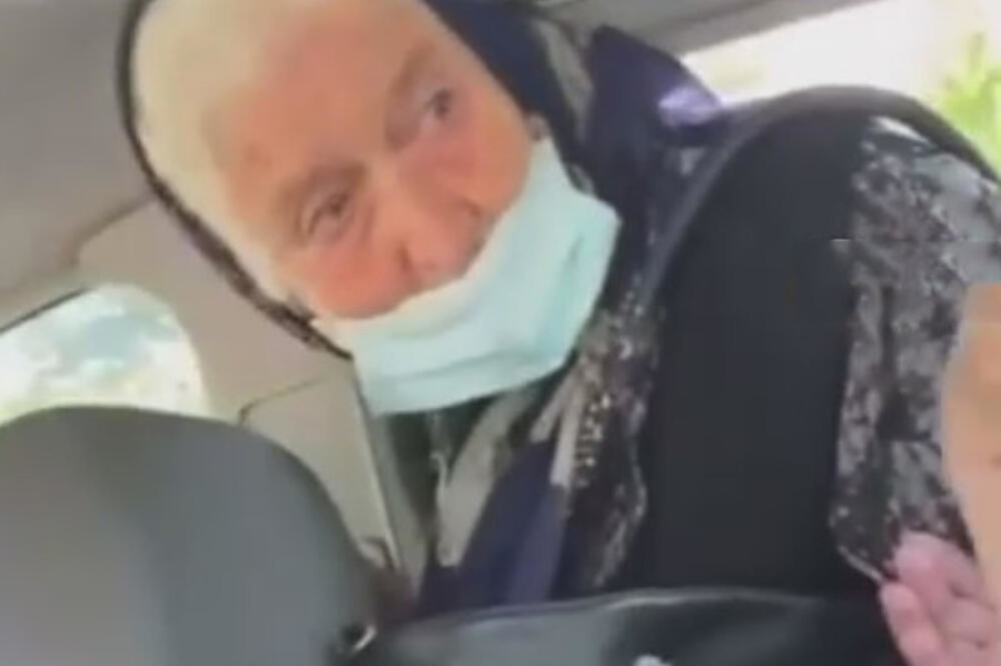 URNEBESNI SNIMAK SVAĐE ŽENA OKO TAKSIJA NA JUGU SRBIJE: Baba se na kraju silom ugurala u pun automobil!