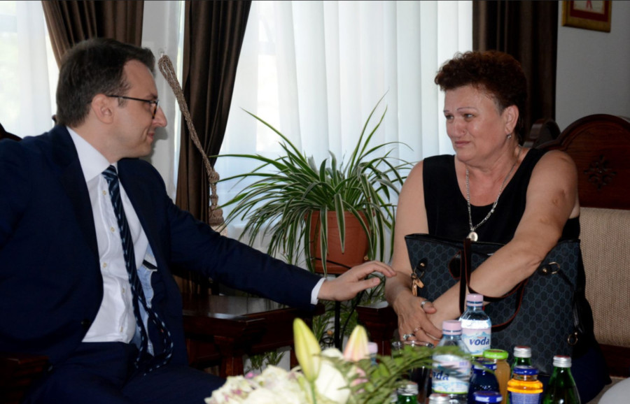NEĆE DRAGICA OSTATI GLADNA: Petar Petković o neljudskim pritiscima na srpsku povratnicu u Đakovici - njenom prijatelju opet izbušili gume!