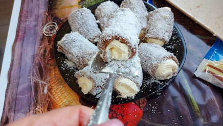 PRAVA LETNJA POSLASTICA: Slatka sarma, spremna za 15 minuta (VIDEO)