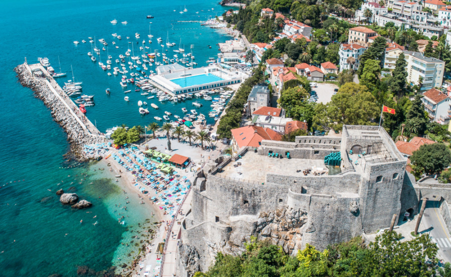 LEŽALJKE NA JEDNOJ PLAŽI U HERCEG NOVOM SU DUPLO SKUPLJE NEGO NA OSTALIM: Razlog je jedne razbesneo, dok je druge oduševio!