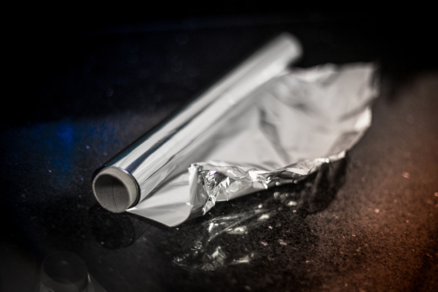 SVI KORISTIMO ALUMINIJUMSKU FOLIJU I PRAVIMO ISTU GREŠKU: Zbog jedne stvari koju radimo hrana dobija ukus metala!
