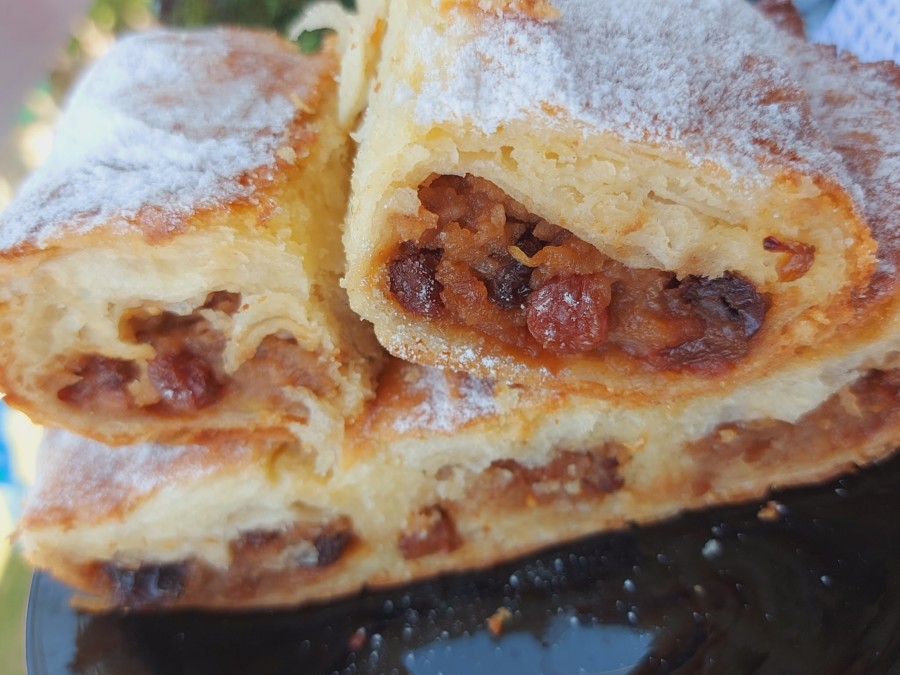 POSLASTICA ČIJIM UKUSOM ĆETE BITI ODUŠEVLJENI A LAKO SE SPREMA Recept za pitu sa jabukama, grizom i jogurtom