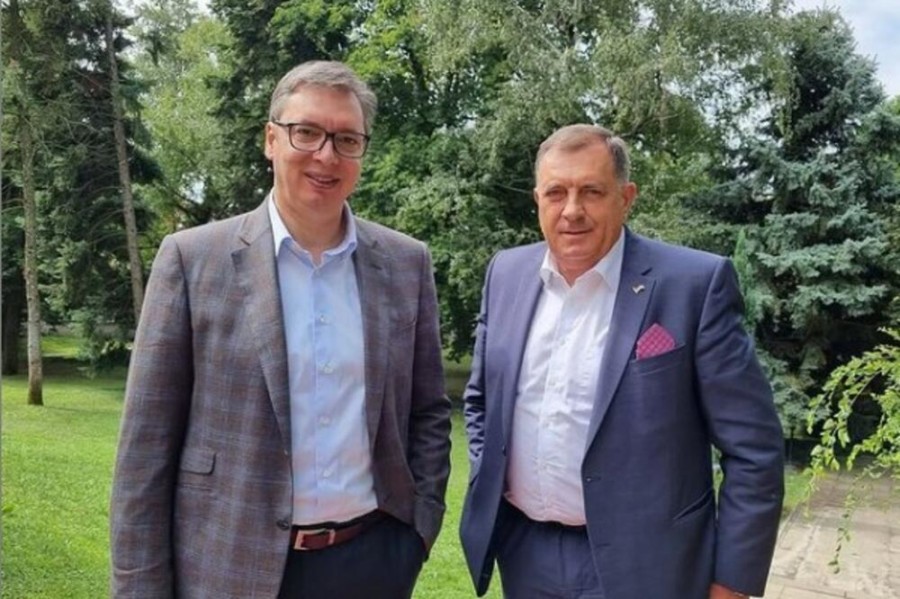 ALEKSANDAR VUČIĆ UGOSTIO MILORADA DODIKA: Predsednik Srbije objavio fotografiju, uručio Dodiku prednacrt Zakona o zaštiti ćirilice!