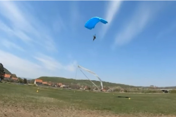 PADOBRAN SE NIJE OTVORIO Skočila je iz aviona i pala na zemlju brzinom većom od 160 km/h