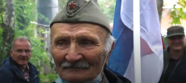 NOSTALGIJA ILI ŽAL ZA BOLJIM VREMENIMA? Stotinjak Jugoslovena, sa titovkama na glavi i tugom u očima, prisetilo se "kad je čovek, bio čovek"
