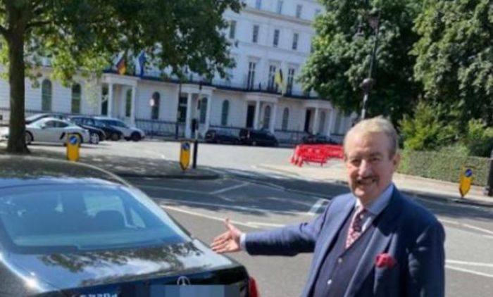 BOJSI JOŠ JEDNOM POKAZAO KOLIKO VOLI SRBIJU: Pogledajte šta mu piše na tablicama od automobila!