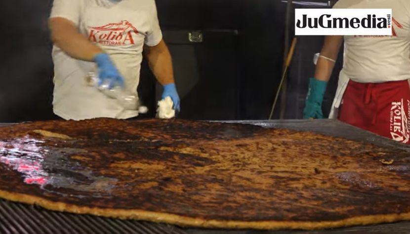SOČNI MESNI DŽIN ZA GINISA: Leskovčani ispekli pljeskavicu tešku 76 kg! (VIDEO)