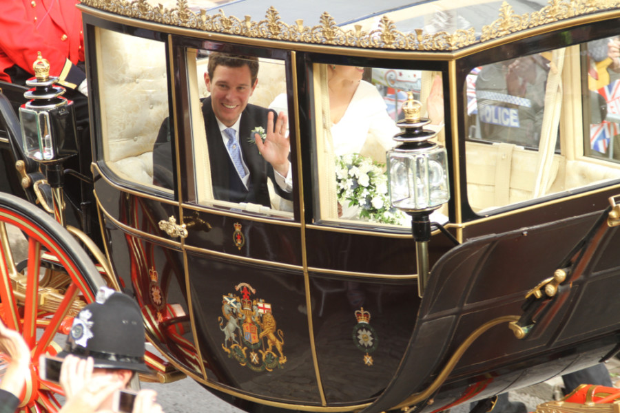 KRALJ ČARLS PRODAJE KRALJIČINE KONJE Na aukciju idu nasleđena trkačka grla od kraljice Elizabete