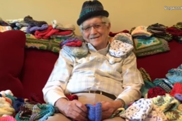 SVOJ HOBI JE ISKORISTIO ZA DOBRO DELO: Deka (86) plete kapice za prevremeno rođene bebe! (VIDEO)