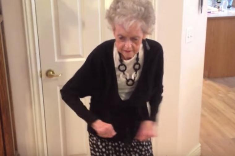 ŽIVI PUNIM PLUĆIMA: Baki (90) unuk pustio omiljenu pesmu, a onda je nastao haos! (VIDEO)