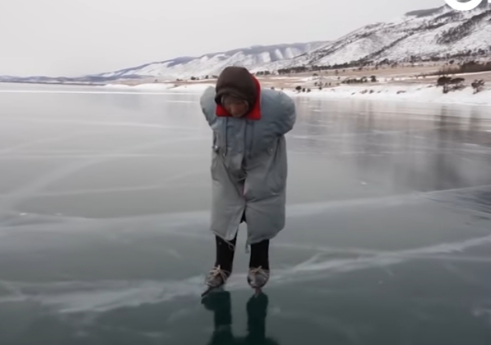 Superbaka živi sama: Društvo joj prave samo životinje koje nadzire klizajući po ogromnom jezeru (VIDEO)