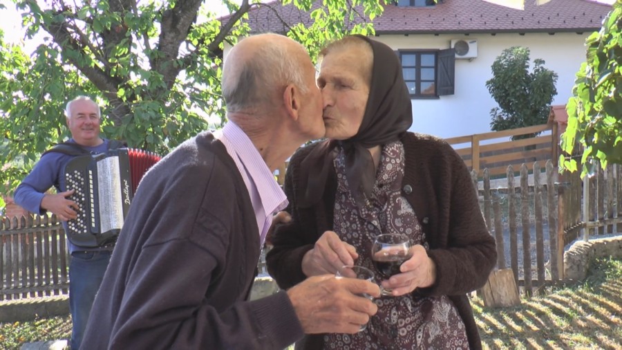 BRAČNI DRUGOVI ZA GINISA: Sedamdeset godina su zajedno Milojka i Momir , jubilej proslavili uz harmoniku i poljupce