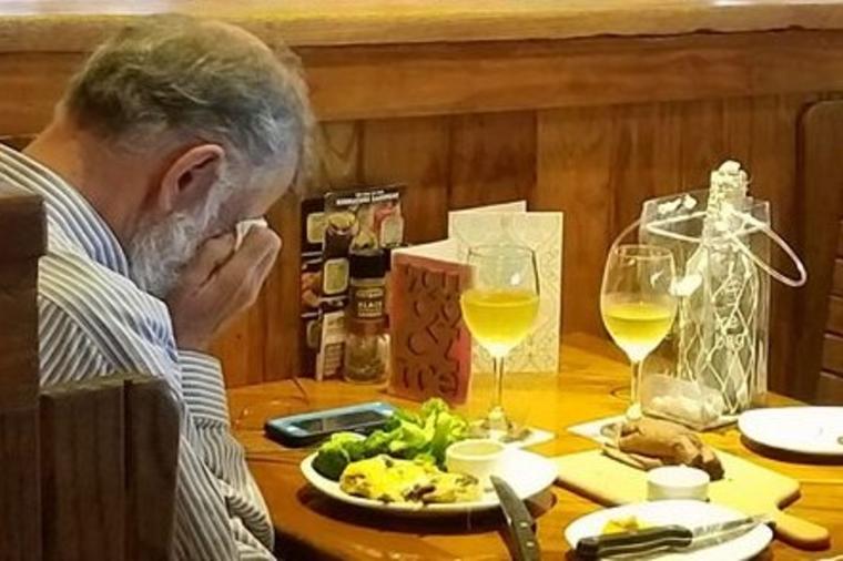 DEKA ZAPLAKAO U RESTORANU: Razlog zbog koga je tužan će vam slomiti srce! (FOTO)