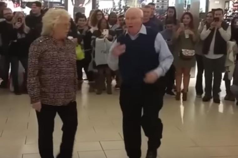 NAPRAVILI SU ŠOU ZA PAMĆENJE: Baka i deka čuli muziku u tržnom centru, pa ludo zaigrali! (VIDEO)