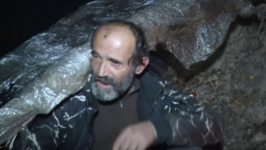 BESKUĆNIK IZ ŠUME - HEROJ SA KOŠARA: Dragan spava u zemunici, kopni i kaže - osećam da mi se bliži kraj, sneg me živa zateći neće (VIDEO)