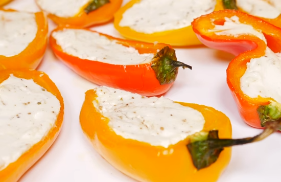 BRZA I UKUSNA VEČERA: Pečene paprike punjene feta sirom su prava slana poslastica