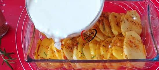 RECEPT ZA BRZ RUČAK Najbolji preliven krompir iz rerne, danima ćete pričati o predivnom ukusu (VIDEO)